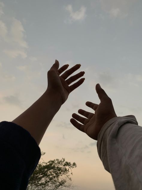 Hands In The Sky, Male Bff, Winter Aesthetics, Lovers Hands, Hands Reaching Out, Couple Hands, Mens Photoshoot Poses, Hand Photo, Hands Together