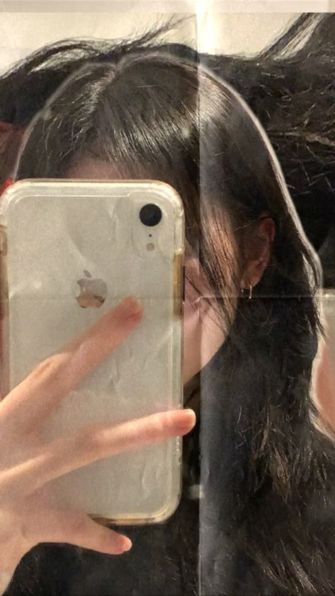 Iphone Xr Aesthetic Mirror Selfie, Iphone Xr Mirror Pics, Mirror Selfie Iphone Xr, Iphone Xr Aesthetic, Mirror Selfie Iphone, Blonde And Brunette Best Friends, Retro Phone Case, Emoji For Instagram, Iphone Obsession