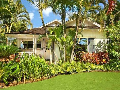 Hawaii House Hawaiian Homes, Island House Tropical, Hawaii Cottage, Hawaiian Beach House, Hawaiian House, Florida Cottage, Hawaiian Homes, Small Cottage Homes, Beach Bungalow