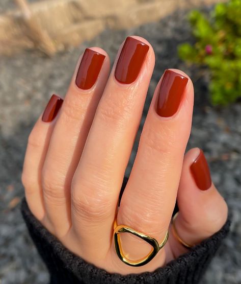 For a simple yet trendy autumn look, these short nails are perfect. Painted in a rich maroon shade, they exude sophistication and are ideal for everyday wear. The short length makes them practical, while the deep color adds a touch of elegance. Autumn Nails, Terracotta Nails, Fall Nails Ideas, Nails Trend, Fall Nail Trends, Fall Chic, Nails Square, Fall Nails, Deep Colors