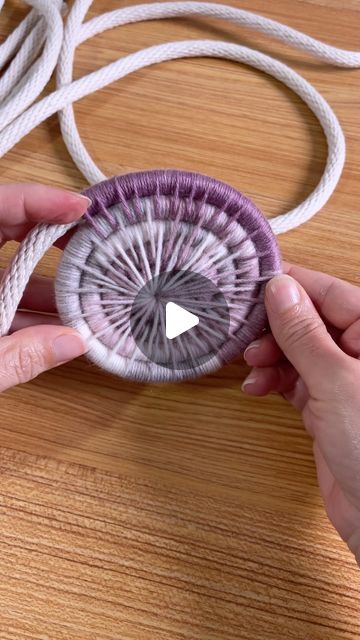 Basket Weaving With Yarn, Diy Rope Basket No Sew Fabric Bowls, Jute Basket Diy Tutorials, Yarn Basket Weaving Diy, Basketry Basket Weaving, Basket Weaving For Beginners, How To Make A Rope Basket, Rope Baskets Diy, Rope Baskets Diy Tutorials