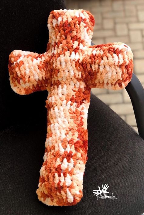 Jesus Lives!❤️😃✨ Handmade Crochet Cross Pillow  #Jesus #easter #luxurypillows #crochet #handmade #yarns #crochetaddict #cross #christian #resurrectionsunday #helives #victory Christian Crochet Projects, Christian Crochet Ideas, Christian Crochet Patterns, Crochet Christian Gifts, Cross Cross Crochet, Crochet Christian, Crochet Cross Pillow, Crochet Jesus, Christian Crochet