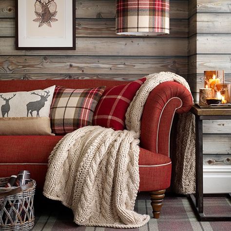 Chunky cable knit blankets, tweed and animal motifs are perfect for a modern country look Wolf Rug, Country Living Room Design, Deco Champetre, Red Couch, Country House Interior, Cabin Living, Country Living Room, Lodge Decor, Design Del Prodotto