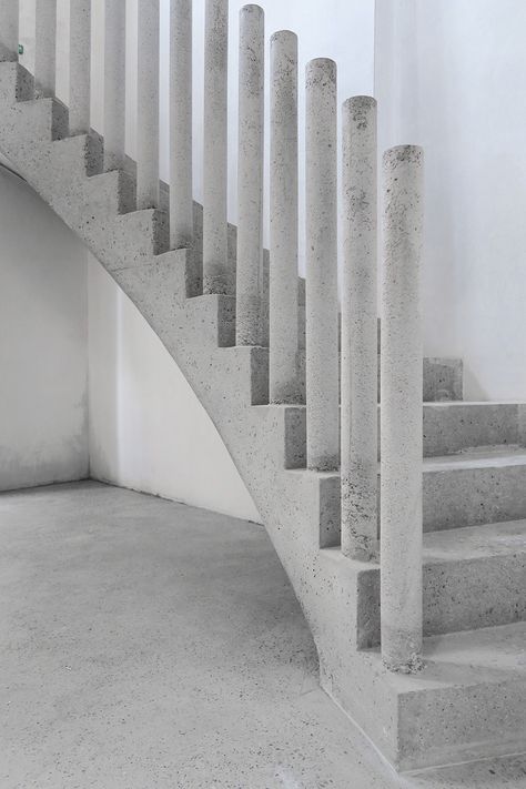 Staircase Handrail, Wood Railing, Beton Design, New Staircase, Stone Stairs, Concrete Stairs, Stair Handrail, Diy Stairs, Wood Stairs