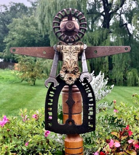 Vintage rusty junk garden angel by Adirondack Girl At Heart, featured on Funky Junk Interiors Junk Angels, Garden Upcycle, Vintage Signs Diy, Hardware Art, Farmhouse Crafts, Funky Junk Interiors, Signs Diy, Garden Junk, Recycled Garden