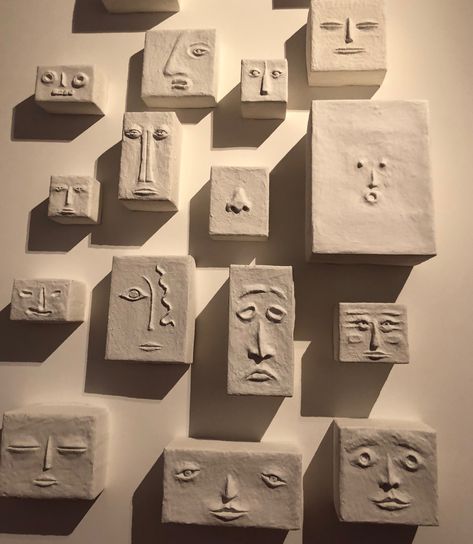 Clay faces Cerámica Ideas, Tanah Liat, Clay Faces, Pottery Sculpture, Clay Art Projects, Diy Clay Crafts, Clay Ceramics, Ceramic Clay, Teaching Art