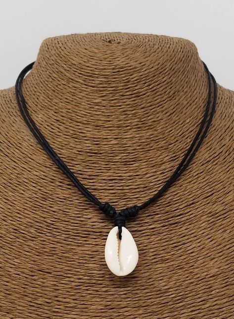 Shell Necklace Diy, Diy Necklace Designs, Collar Hippie, Diy Pearl Necklace, Cowrie Shell Jewelry, Sea Shell Necklace, Hawaiian Necklace, Cowrie Shell Necklace, Necklace Shell