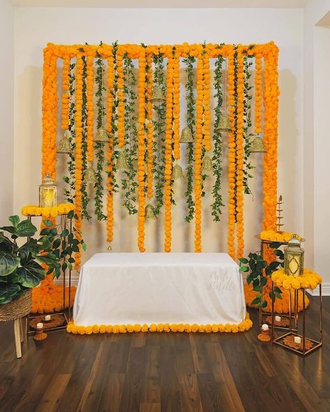 Haldi Decoration At Home, Mehndi Decoration Ideas, Haldi Decoration Ideas, Ganpati Decoration Theme, Haldi Ceremony Decorations, Haldi Decoration, Small Wedding Decor, Mehendi Decor Ideas, Simple Stage Decorations