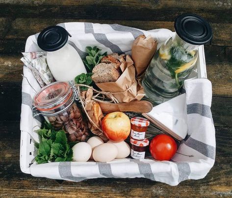 Breakfast In Bed Basket, Glamping Breakfast Ideas, Glamping Welcome Basket, Airbnb Breakfast Basket, Breakfast Delivery Ideas, Airbnb Breakfast Ideas, Breakfast Basket Ideas, Phyllo Breakfast, Airbnb Amenities