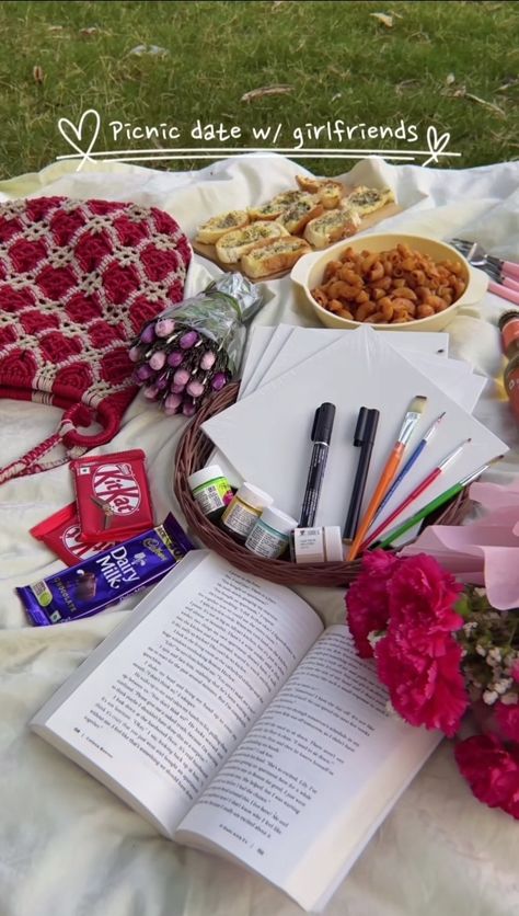 Picnic With Girlfriends, Date Plans Ideas, Dates With Friends Ideas, Picnic Activities Ideas, Picnic Art Date, Art Picnic Date, Desi Picnic Aesthetic Ideas, Friendship Date Ideas, Picnic Date Activities