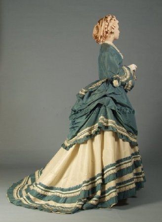 Dress 1870, American, Made of silk taffeta Historical Gowns, 1870s Fashion, 1860 Fashion, 1800s Fashion, Victorian Costume, History Fashion, 19th Century Fashion, Old Dresses, Victorian Clothing