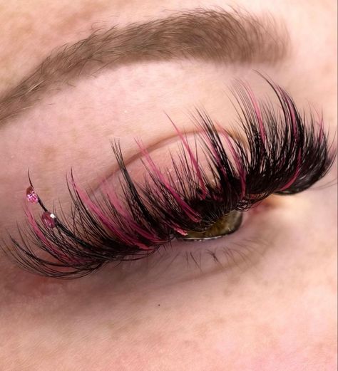 Light Pink Eyelash Extensions, Colored Spikes Lashes, Pink Hybrid Lashes, Pink Eyelashes Extensions, Black And Pink Lash Extensions, Pink And Black Eyelash Extensions, Wispy Colored Lash Extensions, Eyelashes With Pink, Lashes With Rhinestones