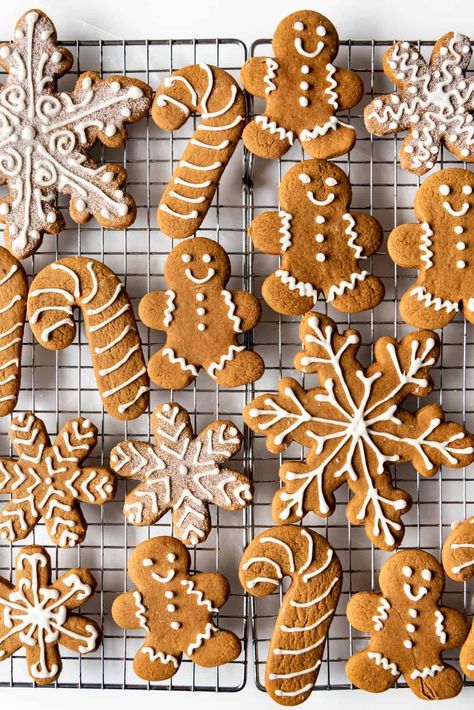 Ginger Bread Cookies Decoration, Gingerbread Cookies Decorated Ideas, Gingerbread Cookie Decorating Ideas, Chewy Gingerbread Men, Jul Kaka, Gingerbread Men Cookies, Gingerbread Cookies Decorated, Cute Christmas Cookies, Ginger Bread Cookies Recipe