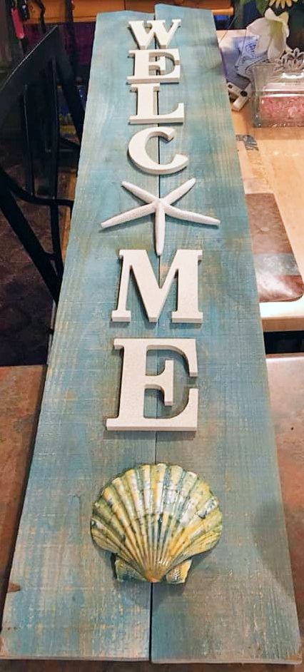 Cool large vertical DIY welcome sign with a beach theme. Got a tall plank of wood? Well, this is a great idea for a welcome sign. Just get craft letters and off you go.... glue on your own shells! Seen on Facebook. Strand Decor, Decor Marin, Beach Crafts Diy, Beach Themed Crafts, Diy Beach Decor, Nautical Crafts, Front Porch Christmas Decor Ideas, Porch Christmas Decor Ideas, Porch Christmas Decor