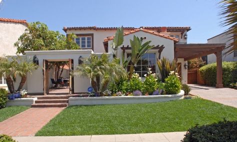 La Jolla, California Casita Exterior, Spanish Villa Home, Spanish Style Bathrooms, Boho Glam Home, Hacienda Homes, Spanish Hacienda, Spanish Bungalow, Hacienda Style Homes, Front Courtyard