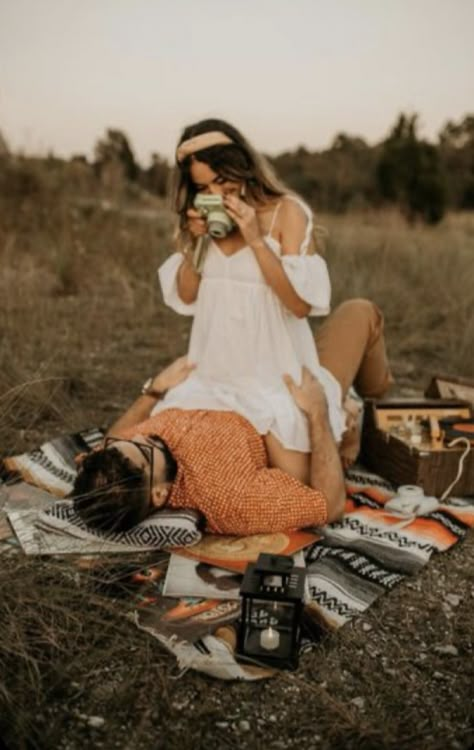 Picnic Engagement Photos, Boho Engagement Photos, Picnic Photo Shoot, Picnic Pictures, Picnic Photography, Picnic Engagement, Fall Picnic, Pre Wedding Photoshoot Outdoor, Engagement Pictures Poses