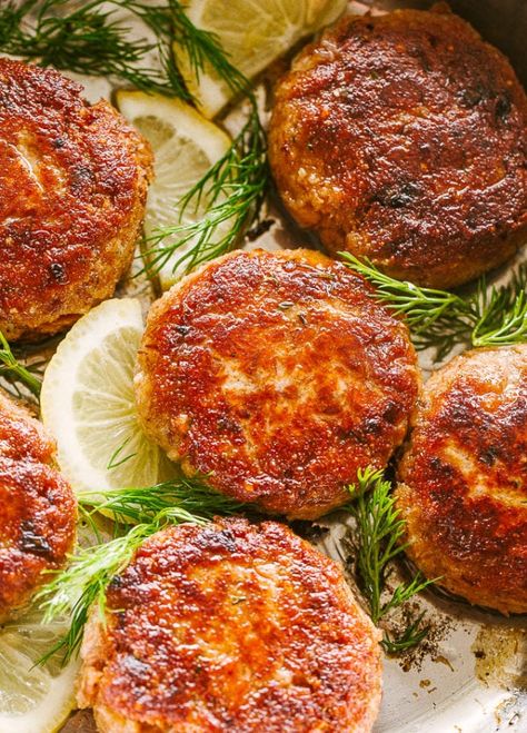 Homemade Salmon Patties, How To Bake Salmon, Bake Salmon, Fried Salmon Patties, Canned Salmon Recipes, Quick Salmon, Leftover Salmon, Salmon Patties Recipe, Oven Baked Salmon