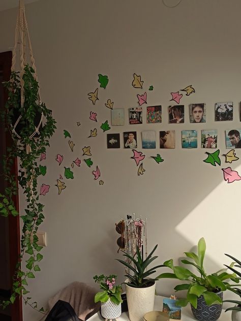 #heartstopper #leaves #netflix #aesthetic #wall #cute #pretty #charliespring #nicknelson #april #inspiration #handmade Diy Aesthetic Wall Decor Ideas, Decorative Leaves Bedroom, How To Make Heartstopper Leaves, Heartstopper Aesthetic Leaves, Heart Stopper Room, Room Ideas Aesthetic Wall Decor, Foglie Heartstopper, Heartstopper Bedroom Decor, Heartstopper Leaves Room Decor