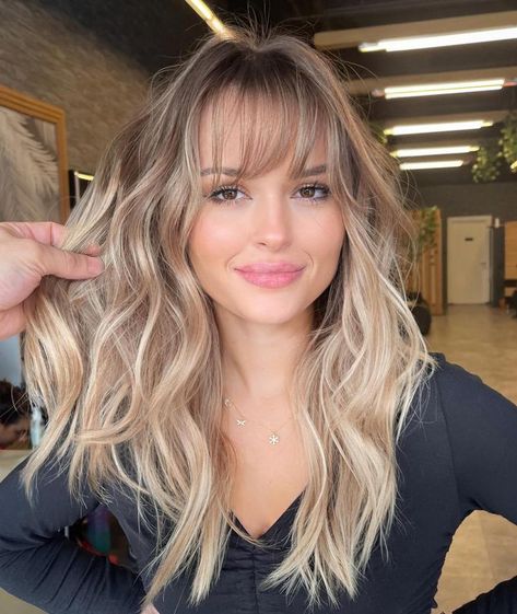 Wispy Bangs to Make Your Forehead Smaller Blonde Hair Front Bangs, Dark Blonde Balayage With Bangs, Balayage With Bangs, Haircuts For Big Foreheads, Bangs And Balayage, Beige Blonde Balayage, Haircut For Big Forehead, Light Bangs, Front Bangs