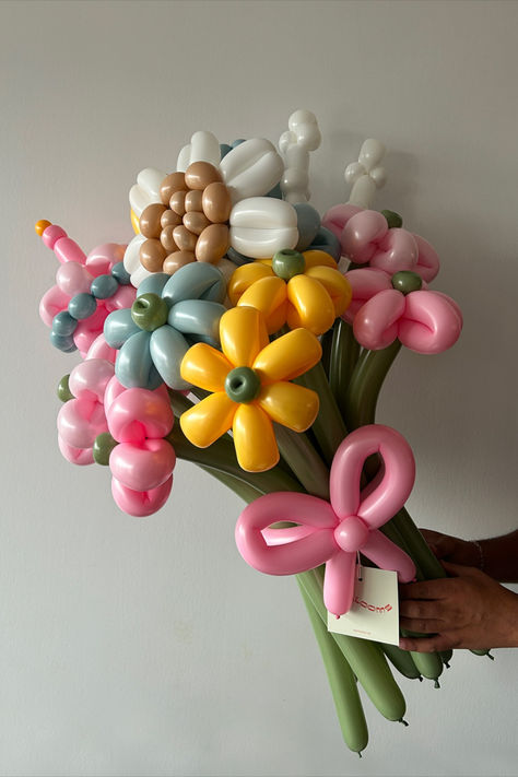 Birthday Balloon Bouquet Diy, Balloon Flower Bouquet, Flower Balloons Diy, Flower Balloons, Birthday Balloon Bouquet, Balloons Bouquet, Balloon Bouquet Diy, Balloon Designs, Balloon Arrangements