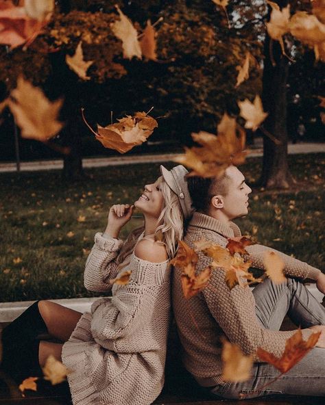 -Relaxed -Natural October Couple, Photos Amoureux, Fall Couple Photos, Shooting Couple, Fall Engagement Pictures, Engagement Photos Fall, Couple Picture Poses, Engagement Photo Poses, Couple Photoshoot Poses