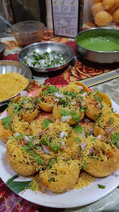 Pani Puri Images, Desi Indian Food, Indian Snacks Aesthetic, Pani Puri Snap, Pani Puri Aesthetic, Indian Food Images, Aesthetic Street Food, Fast Food Snap, Aesthetic Indian Food