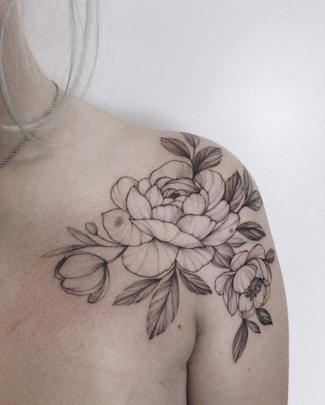 Floral Shoulder Tattoo, Shoulder Piece Tattoo, Shoulder Tattoo Ideas, Shoulder Cap Tattoo, Flower Shoulder Tattoo, Blade Tattoo, Tattoo Snake, Floral Tattoo Shoulder, Beautiful Flower Tattoos