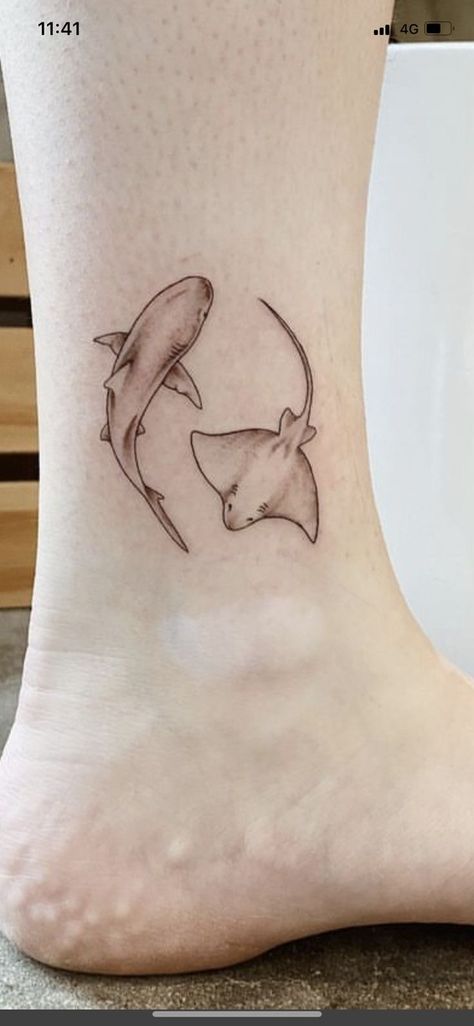 Minimal Stingray Tattoo, Shark Stingray Tattoo, Matching Manta Ray Tattoo, Dolphin And Stingray Tattoo, Small Critter Tattoo, Sting Ray And Sea Turtle Tattoo, 10cm Tattoo Ideas, Manta Ray Tattoo Ankle, Back Ocean Tattoo