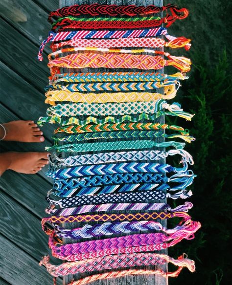 Panoplie de bracelets brésiliens, pour les surfeuses (et Toutes les autres!!!) Cute Friendship Bracelets, Yarn Bracelets, Friendship Bracelets Designs, Diy Friendship Bracelets Patterns, Thread Bracelets, Mini Donuts, Friendship Bracelets Diy, Summer Bracelets, Bracelet Diy