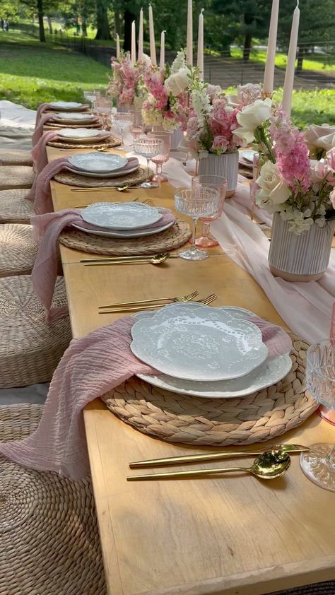 Une Table By Tania NY Picnic’s Instagram video: “Pretty and pink birthday celebration. . . . . . . . . #centralparknyc #pinknic #pinkparty #centralparkpicnic #youregorgeous…” Quiet Music, Junk Garden, Organized Clutter, Dinner Party Table Settings, Home Backyard, Picnic Birthday Party, Birthday Table Decorations, Picnic Aesthetic, Backyard Birthday