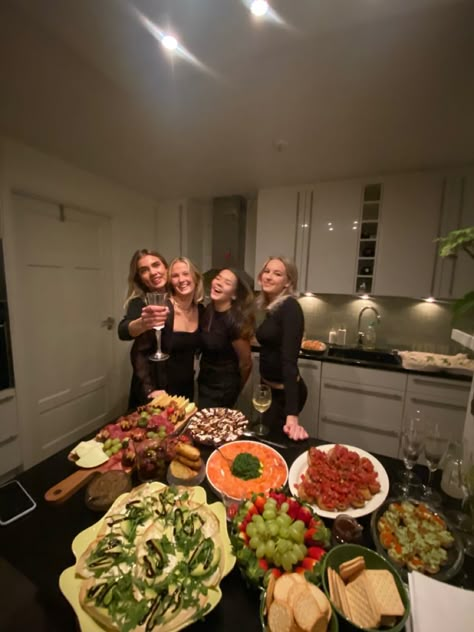 Friendsgiving Ideas Aesthetic, Friend Potluck Aesthetic, New Years With Friends, Birthday Party Adult Woman, Potluck Aesthetic, Potluck Dinner Ideas, Friendsgiving Activities, Friend Giving, Friendsgiving Party Ideas