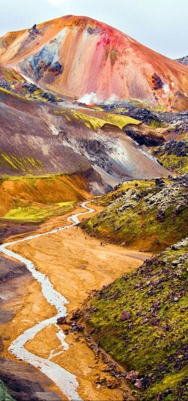 Landmannalaugar, Islandia Iceland Travel Guide, Colorful Mountains, Visit Iceland, Halong Bay, Voyage Europe, Iceland Travel, Places Around The World, Amazing Nature, Natural Wonders