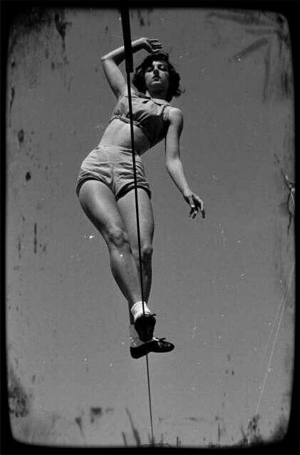 Circus Trapeze, Old Circus, Tightrope Walker, Circus Aesthetic, Circus Performers, Vintage Circus, Foto Art, Body Reference, 인물 사진