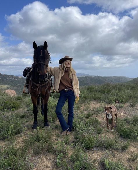 Western Riding Outfit, Horseback Riding Outfit Winter, Montana Fits, Cute Horse Riding Outfits, Western Riding Clothes, Aspen Trip, November Mood, Horseback Riding Outfits, Horse Riding Clothes