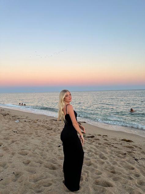 Beach Dress Photoshoot, Beach Sunset Pictures, Sunset Beach Photos, Artsy Pics, Sunset Beach Pictures, Cute Beach Pictures, Beach Instagram Pictures, Summer Poses, Summer Picture Poses