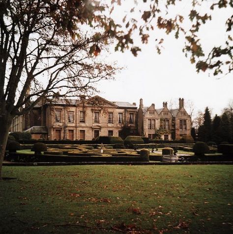 Champagne & Chinoiserie on Instagram: "Country Life . . . I wasn’t able to find which great house this is, so if anyone knows the name, please let me know! . . Photo sourced via Pinterest // @thisisglamorous . . #classichome #countryhome #countryhouse #countryside #england #architecture #grandhouse #oldhouselove #landscapedesign #historicpreservation #preppystyle #archi_ologie #colonial #blueandwhite #blueandwhiteforever #housebeautiful #grandmillennial #historichomes #ralphlaurenhome #timele Regency Aesthetic, Green Academia, Old Manor, Day Club, Grand Homes, Historic Preservation, Aesthetic Dark, Great House, Classic House