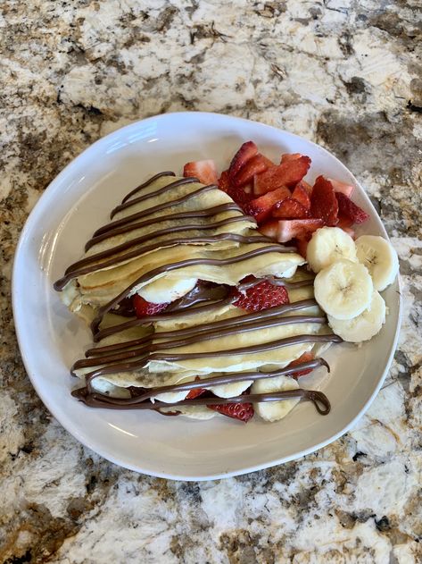 Crepes With Strawberries, Banana Nutella Crepes, Crepes Nutella, Strawberry Crepes, Nutella Crepes, Chocolate Crepes, Banana Nutella, Tasty Recipes Videos, Lunch Snacks