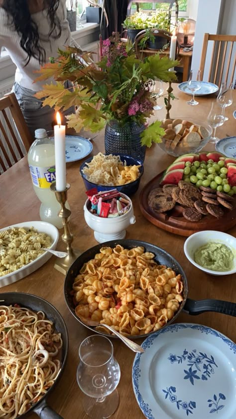 Dinner Party Autumn, Hosting Dinner Party Aesthetic, Group Dinner Aesthetic, Pasta Night Party Ideas, Fall Dinner Party Decorations, Pasta Dinner Aesthetic, Apartment Dinner Party, Pasta Dinner Party, Dinner Party Pasta