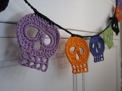 Creepmas Decorations, Day Of The Dead Crochet, Crochet Halloween Decorations, Pelottava Halloween, Sugar Scull, Crochet Skull Patterns, Crochet Pour Halloween, Halloween Bunting, Crochet Bunting