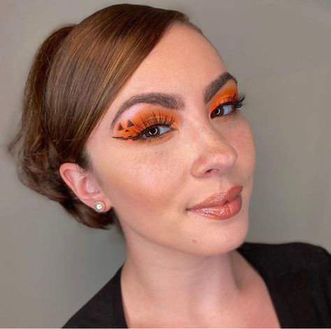 SPOOKY SEASON IS HERE! 🎃🖤 Pumpkin Makeup look by Ogle School Alumni, @ mariposaskinlounge on Instagram. #halloweenmakeup #pumpkinmakeup #spookyseasonmakeup #halloweenmakeupinspo #halloweenmakeupinspo #halloweenmakeupideas #scaryhalloweenmakeup #easyhalloweenmakeup #prettyhalloweenmakeup Pumpkin Themed Makeup, Pumpkin Halloween Costume Makeup, Halloween Eye Makeup For Work, Orange Halloween Makeup Looks, Simple Pumpkin Makeup, Halloween Makeup Looks Pumpkin, Pumpkin Makeup Easy, Cute Pumpkin Makeup, Pumpkin Makeup Looks