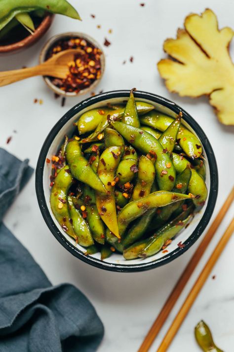 Bowl of cooked spicy garlic edamame pods Cubby Interior, Spicy Garlic Edamame, Edamame Recipes, Grain Brain, Power Snacks, Popular Appetizers, Summer Meals, Vegan Sides, Vegetarian Appetizers