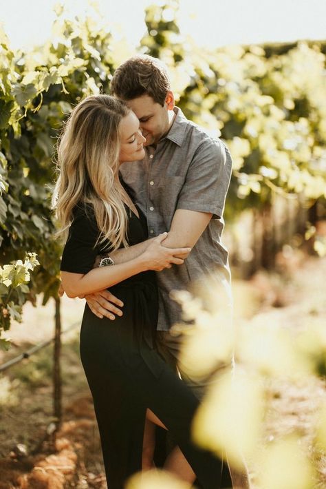 Wedding Winery Vineyard, Vineyard Vines Outfits, Vineyard Engagement Photos, Vineyard Wedding Decor, Vineyard Outfit, Vineyard Wedding Dress, Vineyard Photography, Healdsburg California, Shooting Couple