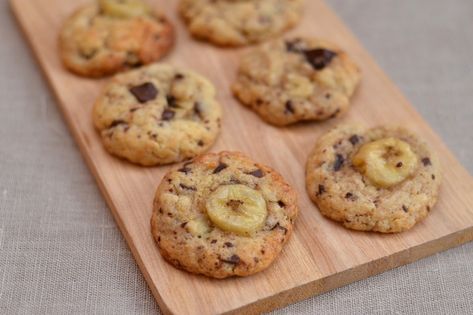 Banane-Chocolat, un duo gagnant pour ce cookie fondant ! Cookies Banane, Pudding Banana, Muffins Banana, Bread Banana, Banane Plantain, Healthy Banana Muffins, Cake Banana, Desserts With Biscuits, Healthy Banana