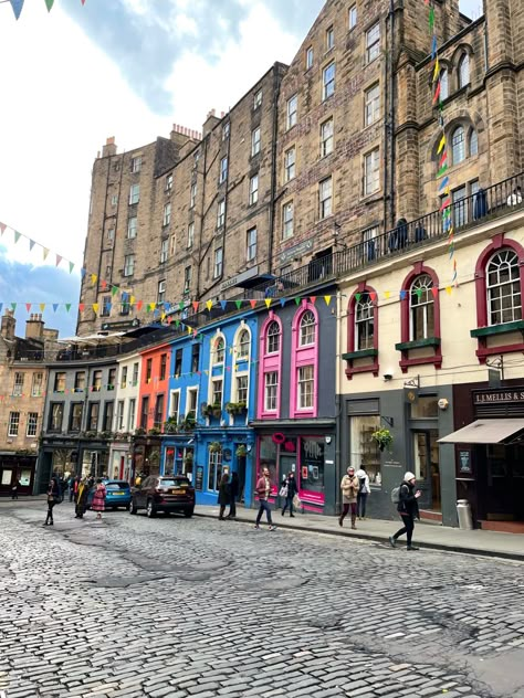 harry potter aesthetic in Edinburgh, Scotland Edinburgh In Summer, Summer Edinburgh, Scotland Study Abroad, Edinburgh Harry Potter, Marni Mann, Edinburgh Aesthetic, Summer In Ireland, Europe Vibes, Edinburgh Photography