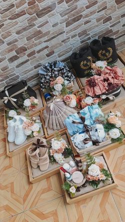 Wedding Parcels Ideas Indian, Wedding Gifting Ideas, Chaab Decoration Ideas For Engagement, Marawa Box Ideas, Chaab Decoration Ideas Wedding, Cosmetic Packing Ideas For Wedding, Marawa Packing Ideas, Wedding Dala For Groom, Indian Wedding Gift Hampers