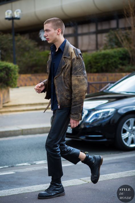 Paul Hameline Street Style Street Fashion Streetsnaps by STYLEDUMONDE Street Style Fashion Photography Street Style 2016, Mens Fashion Photography, Estilo Punk, Looks Street Style, Street Fashion Photography, Men Street, Mode Inspo, 가을 패션, Mode Vintage