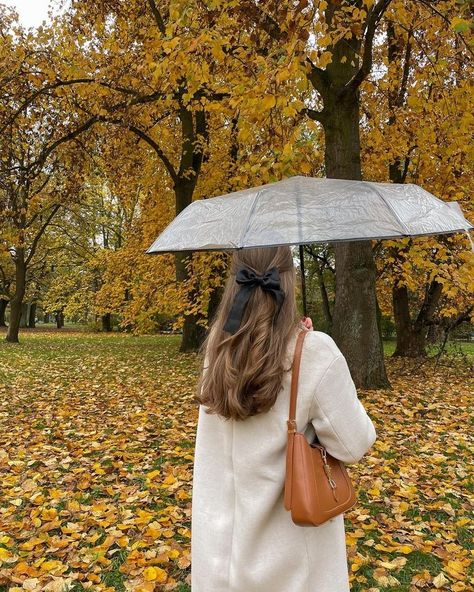 Style inspo • Instagram Shopping Pictures, Umbrella Photo, Autumn Instagram, Alone Photography, Fall Inspo, Best Photo Poses, Fall Photoshoot, Old Money Style, Fall Feels