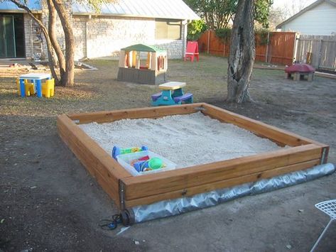 The Modern Family Aesthetic: How to build a sandbox Large Covered Sandbox Ideas, Sandbox With Lid, Build A Sandbox, Sandbox Cover, Backyard Sandbox, Diy Sandbox, Kids Sandbox, Kids Outdoor Play, Outdoor Play Area