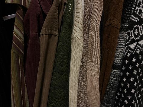 Cold Tones Aesthetic, Earth Tone Sweaters, Earth Tone Clothes Aesthetic, Earth Tones Clothes, Earth Toned Aesthetic, Comfycore Aesthetic, Wool Sweater Aesthetic, Big Sweater Aesthetic, Earth Academia