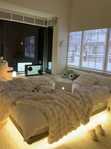 Super Cozy Bed, Big Bed Aesthetic, Comfy Bed Ideas, Bett Aesthetic, Big Fluffy Bed, Sitting In Bedroom, Zimmer Aesthetic, Big Comfy Bed, Massive Bed